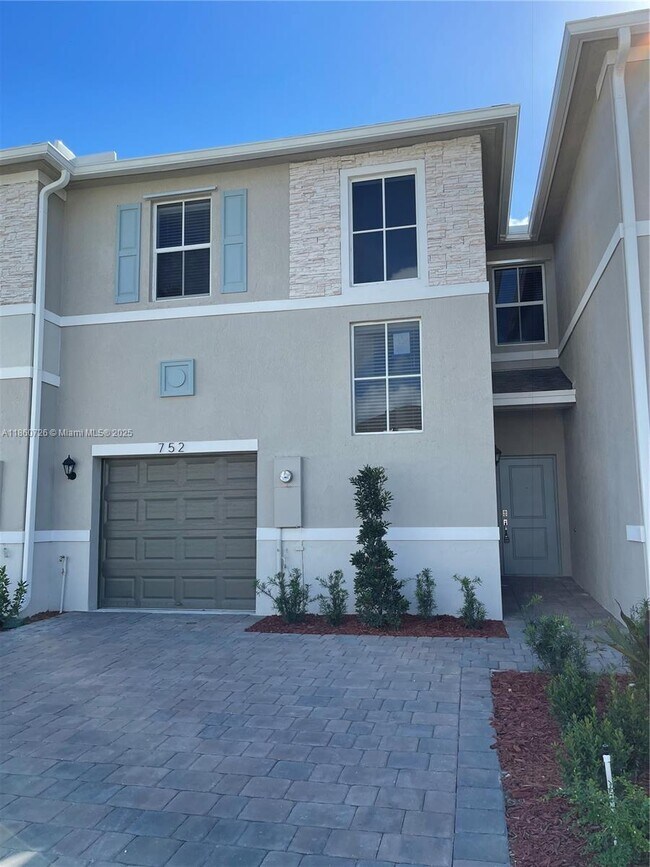 752 SE 17th St in Florida City, FL - Building Photo - Building Photo