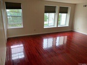 1-34 Meridian Blvd in Queens, NY - Foto de edificio - Building Photo