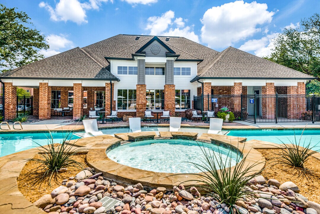 Vista 121 in Lewisville, TX - Foto de edificio