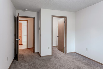 Maple Tree Villa Apartments in Buffalo, MN - Building Photo - Interior Photo