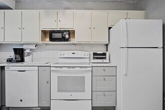 1775 N Andrews Square in Fort Lauderdale, FL - Building Photo - Building Photo