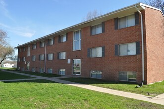 2102 Clarkview Dr in Charles City, IA - Building Photo - Building Photo