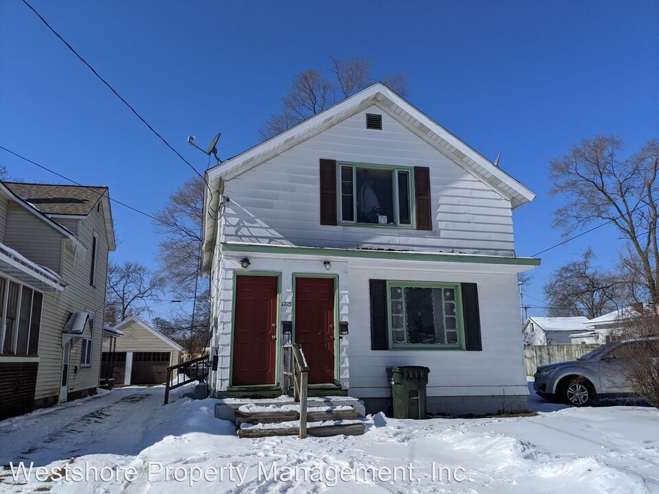 1225 Sanford St in Muskegon, MI - Building Photo