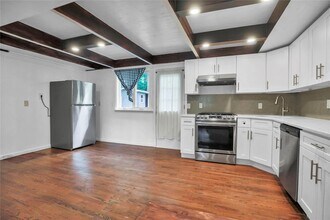 347 Old Town Rd in East Setauket, NY - Building Photo - Building Photo
