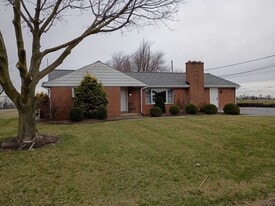 445 Schaeffer Rd in Lebanon, PA - Building Photo