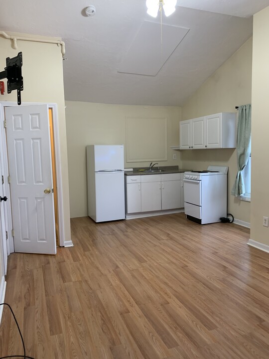 72 N Broadway, Unit 1 bed studio in Salem, NH - Foto de edificio