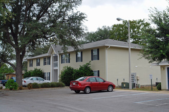 Redwood Apartments in Niceville, FL - Foto de edificio - Building Photo