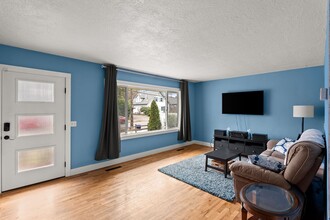 711 E North St in Newberg, OR - Foto de edificio - Building Photo