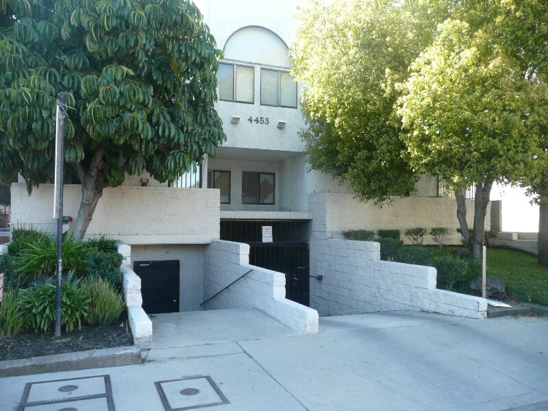 4453 Woodman Ave in Los Angeles, CA - Foto de edificio
