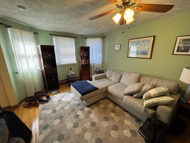 217 Holland St, Unit 2B in Somerville, MA - Building Photo - Building Photo