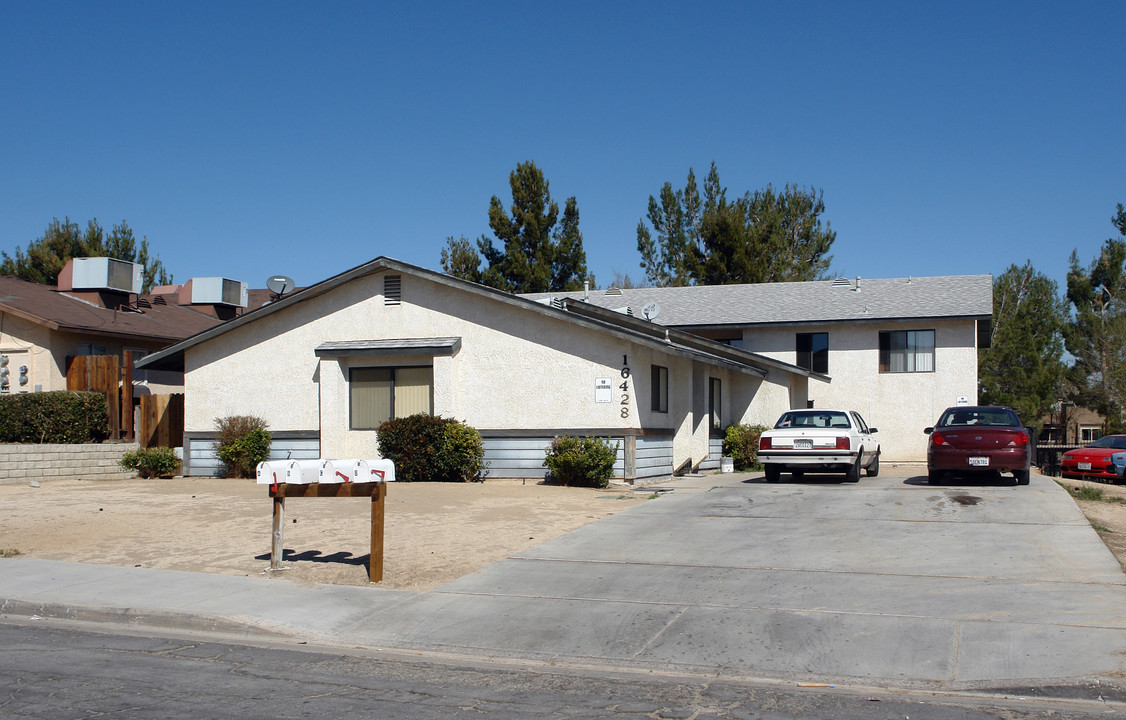 16428 Lariat Rd in Victorville, CA - Building Photo