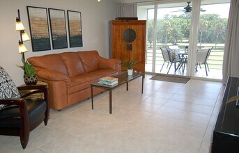 575 Oaks Ln, Unit 303 in Pompano Beach, FL - Building Photo - Building Photo