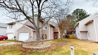 5472 Chatham Lake Dr in Virginia Beach, VA - Building Photo