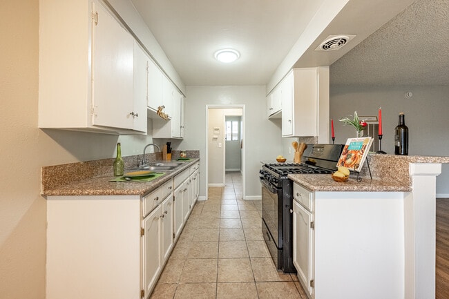 Rosemead Apartments II in San Gabriel, CA - Foto de edificio - Interior Photo