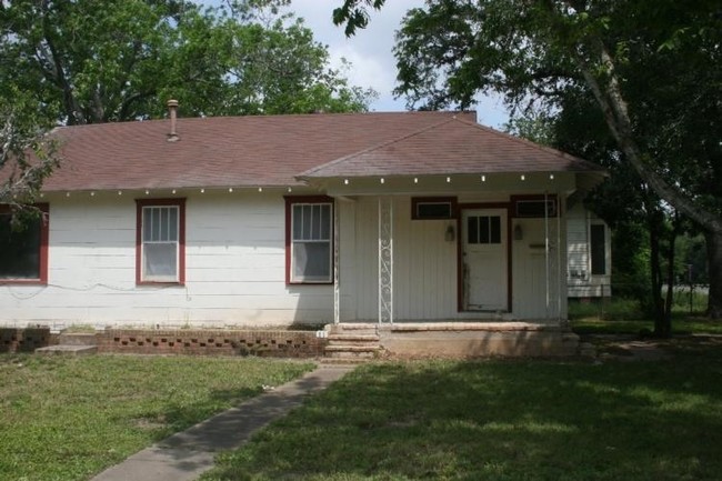 636 Preston St in Columbus, TX - Foto de edificio - Building Photo