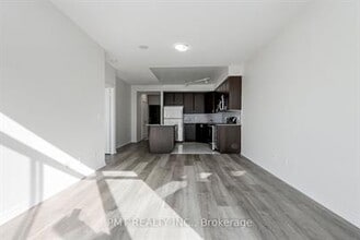 225-225 Webb Dr in Mississauga, ON - Building Photo - Building Photo