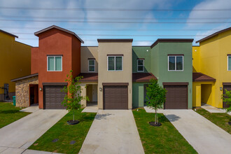 Belcara Luxury Townhomes in San Antonio, TX - Foto de edificio - Building Photo