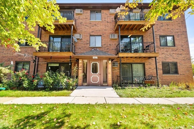 property at 922 W Irving Park Rd