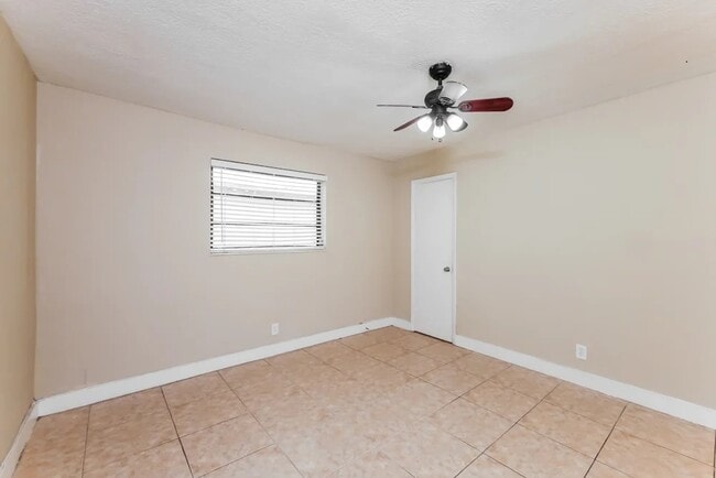 3185 NW 40th Ct in Lauderdale Lakes, FL - Building Photo - Building Photo