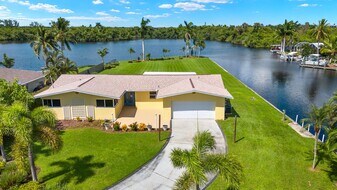5019 E Riverside Dr in Ft. Myers, FL - Building Photo