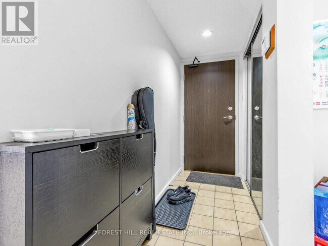 15 Maitland Pl in Toronto, ON - Building Photo - Building Photo