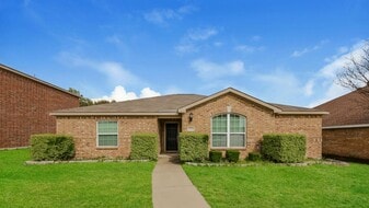 1027 Barrymore Ln in Duncanville, TX - Building Photo