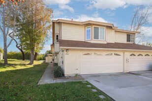 2404 Manzana Way in San Diego, CA - Building Photo