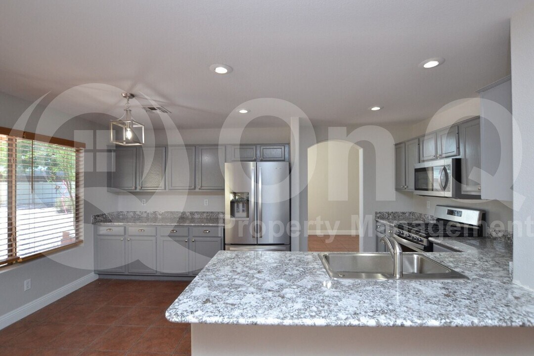 487 W Calle Monte Vista in Tempe, AZ - Building Photo