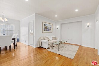 117 Kings Rd in Los Angeles, CA - Building Photo - Building Photo