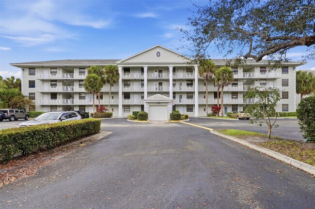 1717 Whitehall Dr in Davie, FL - Foto de edificio - Building Photo