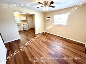 811 John Adams Dr in San Antonio, TX - Building Photo - Building Photo