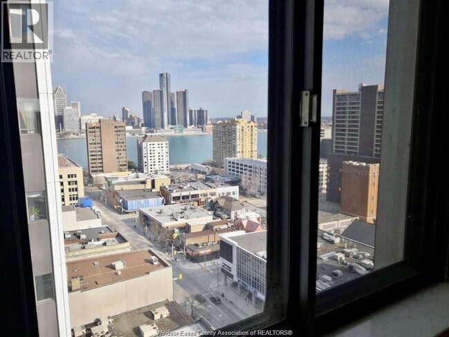 380 Pelissier St in Windsor, ON - Foto de edificio - Building Photo