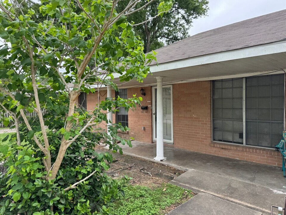 609 Sunset Ln in Alvin, TX - Building Photo