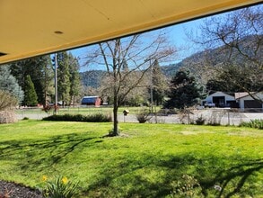 4542 Averill Dr in Grants Pass, OR - Building Photo - Building Photo