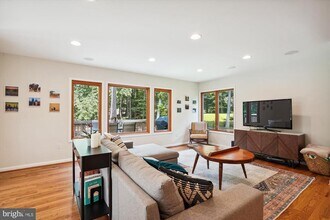 10408 Hunter Ridge Dr in Oakton, VA - Building Photo - Building Photo