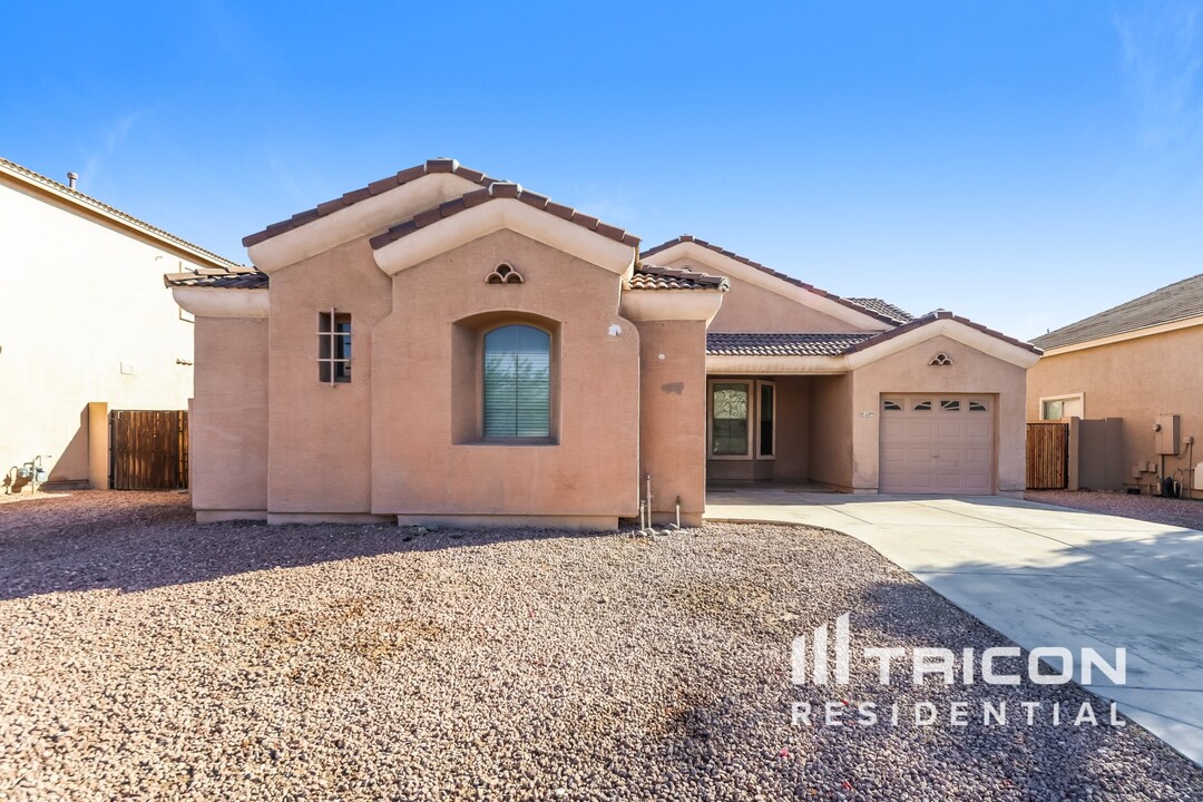 2209 S 107th Dr in Avondale, AZ - Foto de edificio