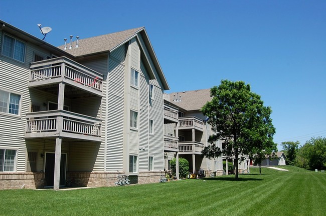 Stone Creek Apartments in Waukesha, WI - Building Photo - Building Photo