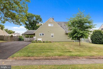 16 Crabtree Dr in Levittown, PA - Foto de edificio - Building Photo