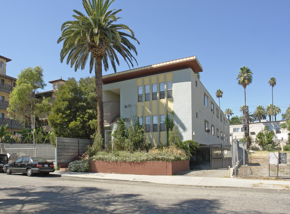 6827 Leland Way in Los Angeles, CA - Foto de edificio