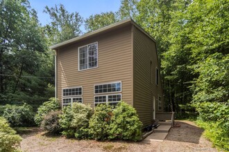 145 Lakeside Dr in Lebanon, CT - Building Photo - Building Photo