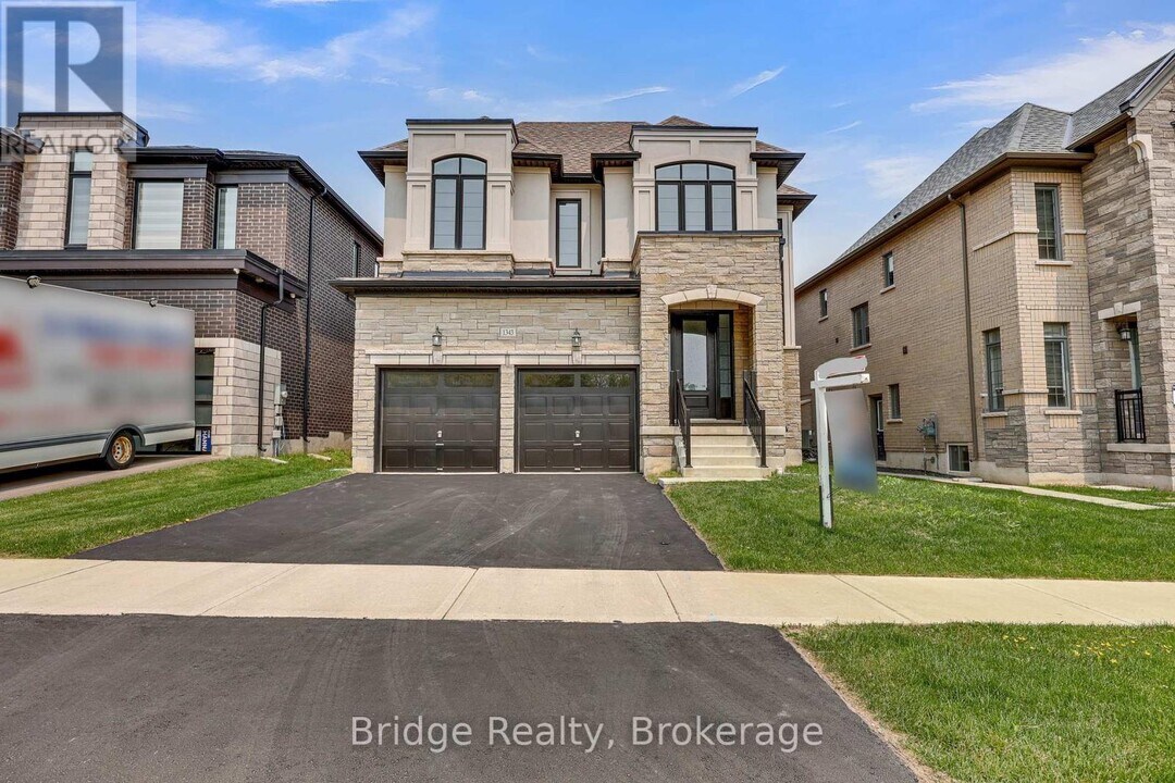 1343 Upper Thames Dr in Woodstock, ON - Building Photo