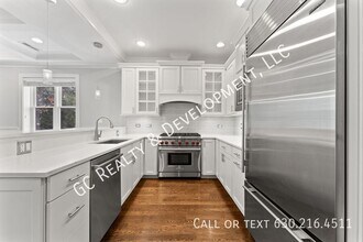 2326 N Greenview Ave in Chicago, IL - Building Photo - Building Photo