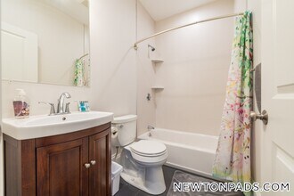 2044 Beacon St, Unit 1 in Newton, MA - Foto de edificio - Building Photo