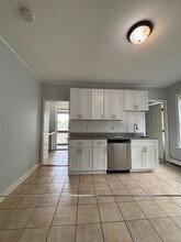 33 1/2 Barclay St, Unit 3 in Worcester, MA - Foto de edificio - Building Photo