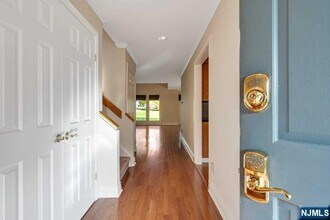 8 Braeburn Dr in Township Of Washington, NJ - Building Photo - Building Photo