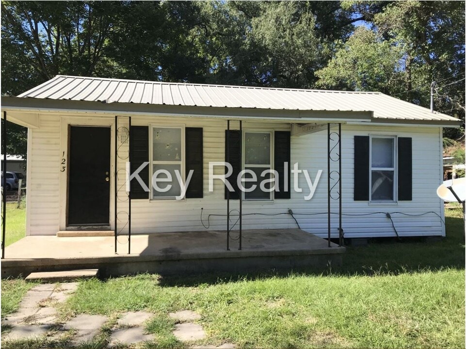 123 Hickory St in Pineville, LA - Building Photo