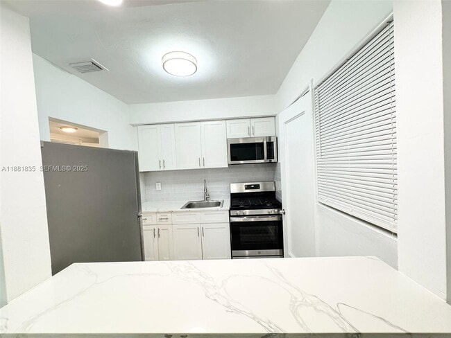 7435 Byron Ave in Miami Beach, FL - Building Photo - Building Photo