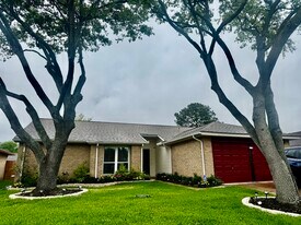 1702 Grand Park Dr in Missouri City, TX - Building Photo