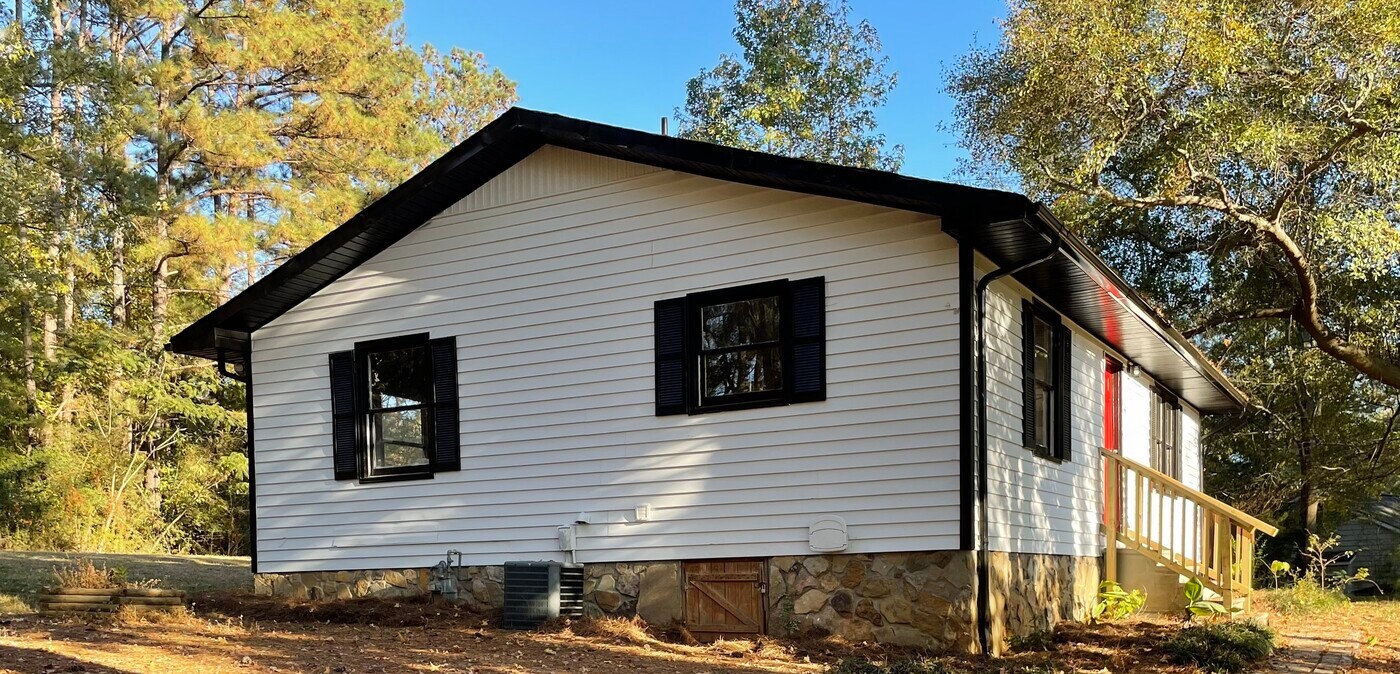 5956 Homestead Rd in Rex, GA - Building Photo