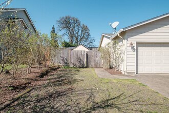 5448 Siletz Ln in Albany, OR - Building Photo - Building Photo